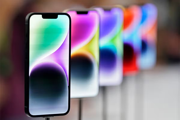 Using the iPhone 11 in 2023 - worth it? (Review) 